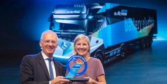 Mercedes-Benz_eActros_LongHaul_Truck_Innovation_Award_2023_TRANSPORTONLINE_01